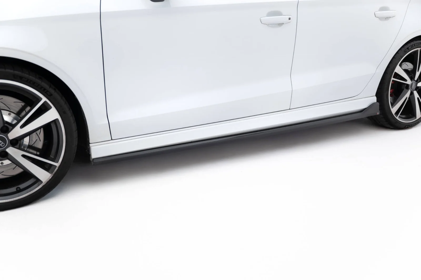 Maxton Design Seitenschweller-Ansätze V.3 für Audi RS3 8V FL – Schwarz glänzend