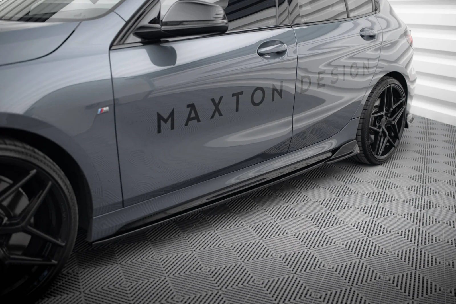 Maxton Seitenschweller-Ansätze V.3 BMW 1er M-Paket M135i – Schwarz glänzend