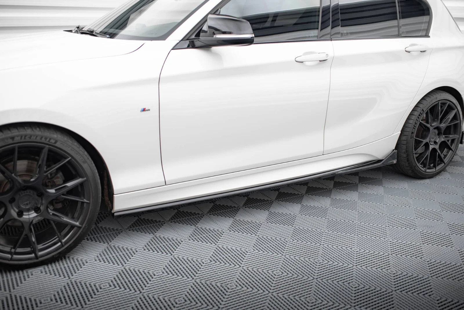 Maxton Seitenschweller-Ansätze V.3 BMW 1er M-Paket M140i F20 – Schwarz glänzend