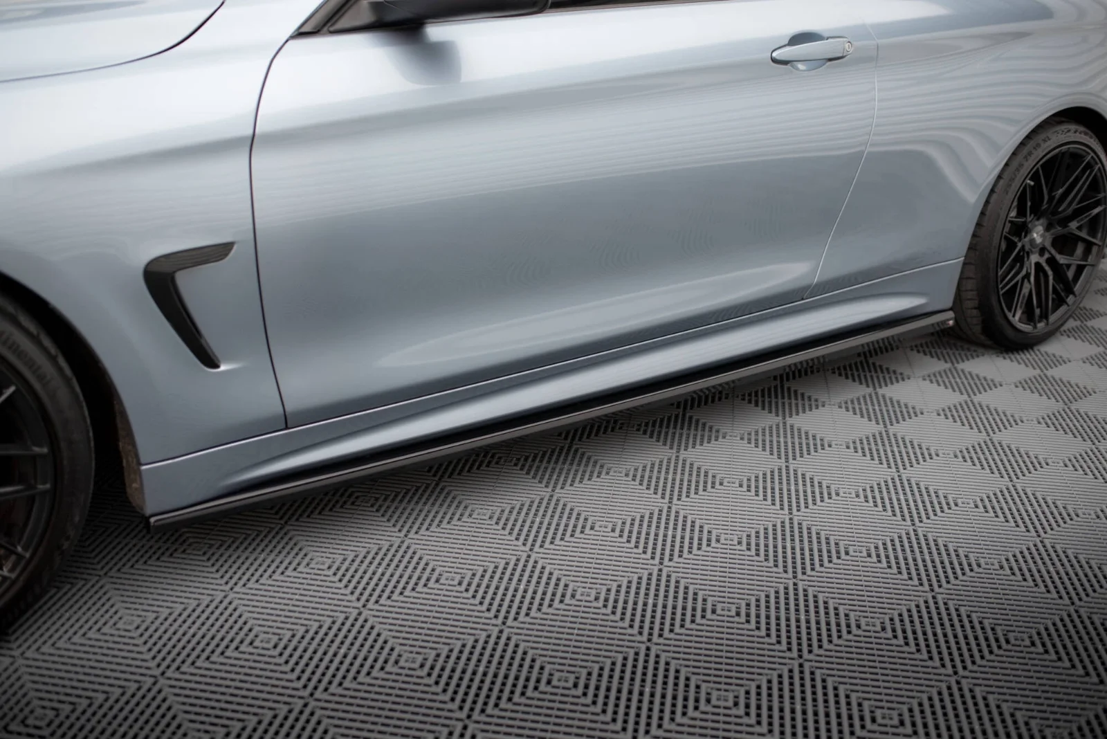 Maxton Seitenschweller-Ansätze V.3 BMW 4er M-Paket F32 F36 – Schwarz glänzend