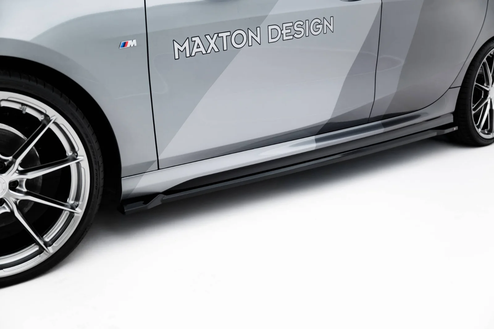 Maxton Seitenschweller-Ansätze V.3 BMW M135i F70 1er M-Paket – Schwarz glänzend