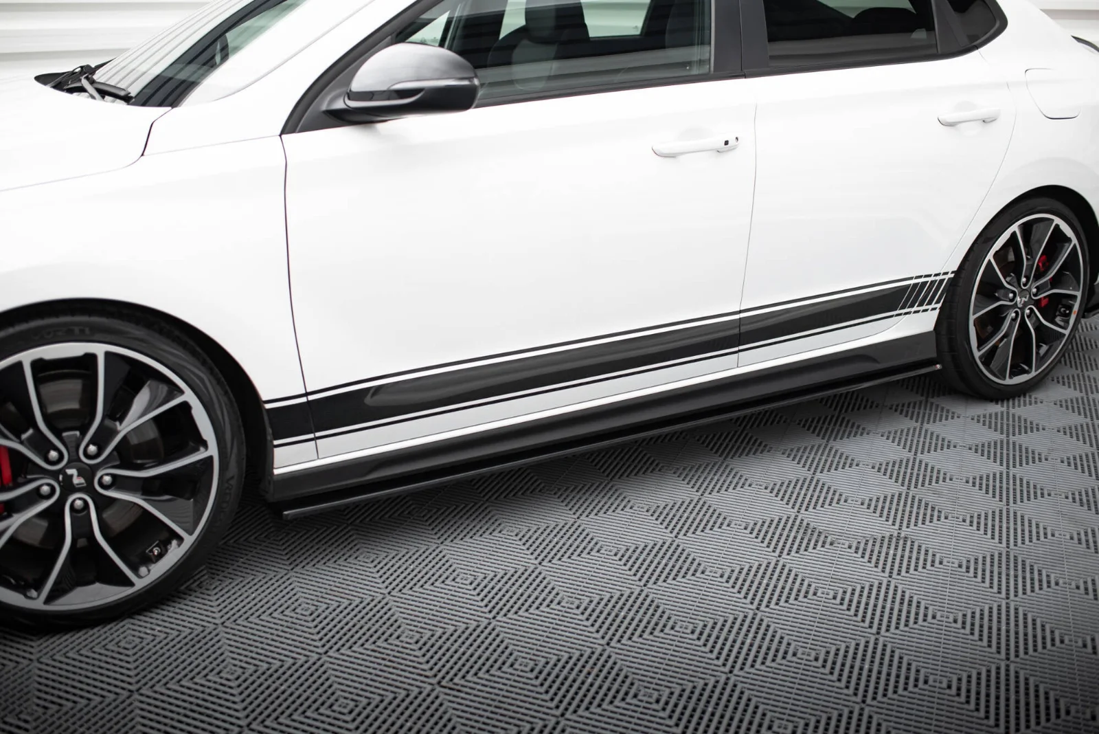 Maxton Seitenschweller-Ansätze V.3 für Hyundai i30 N Mk3 – Schwarz glänzend