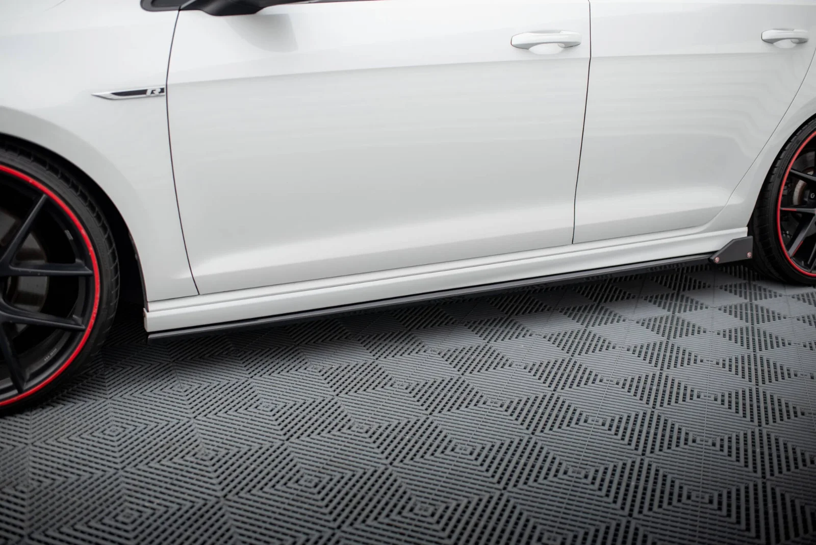 Maxton Seitenschweller-Ansätze V.3 für VW Golf 7 R R-Line – Schwarz glänzend – VW-GO-7-R-SD3G+SF1B