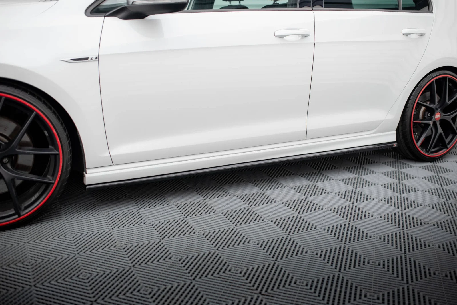 Maxton Seitenschweller-Ansätze V.3 für VW Golf 7 R R-Line – Schwarz glänzend – VW-GO-7-R-SD3G