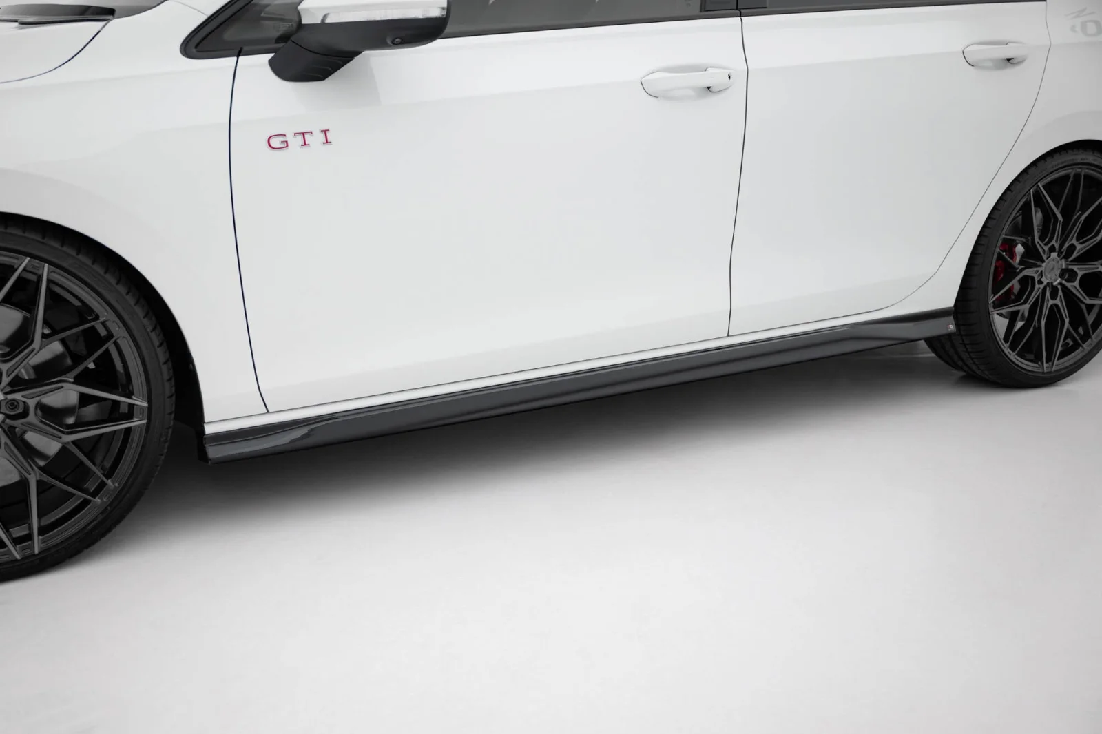 Maxton Seitenschweller-Ansätze V.3 VW Golf 8 GTI GTE – Schwarz glänzend