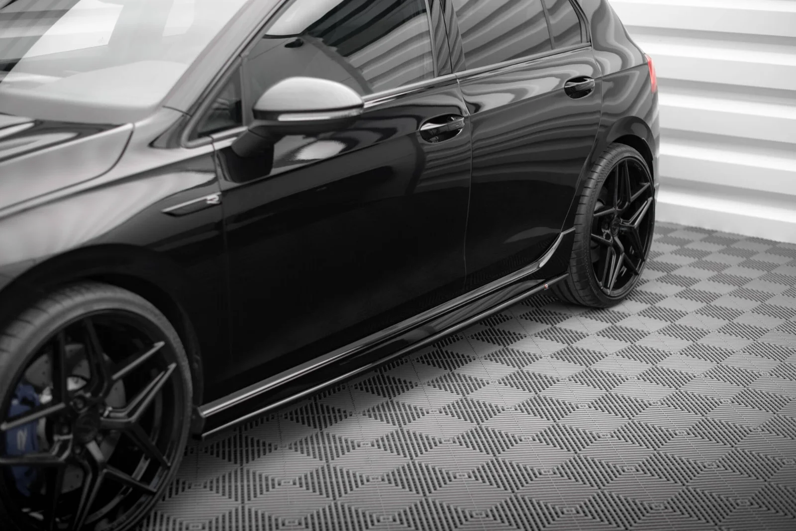 Maxton Design Seitenschweller-Ansätze V.3 für VW Golf 8 R FL – Schwarz glänzend