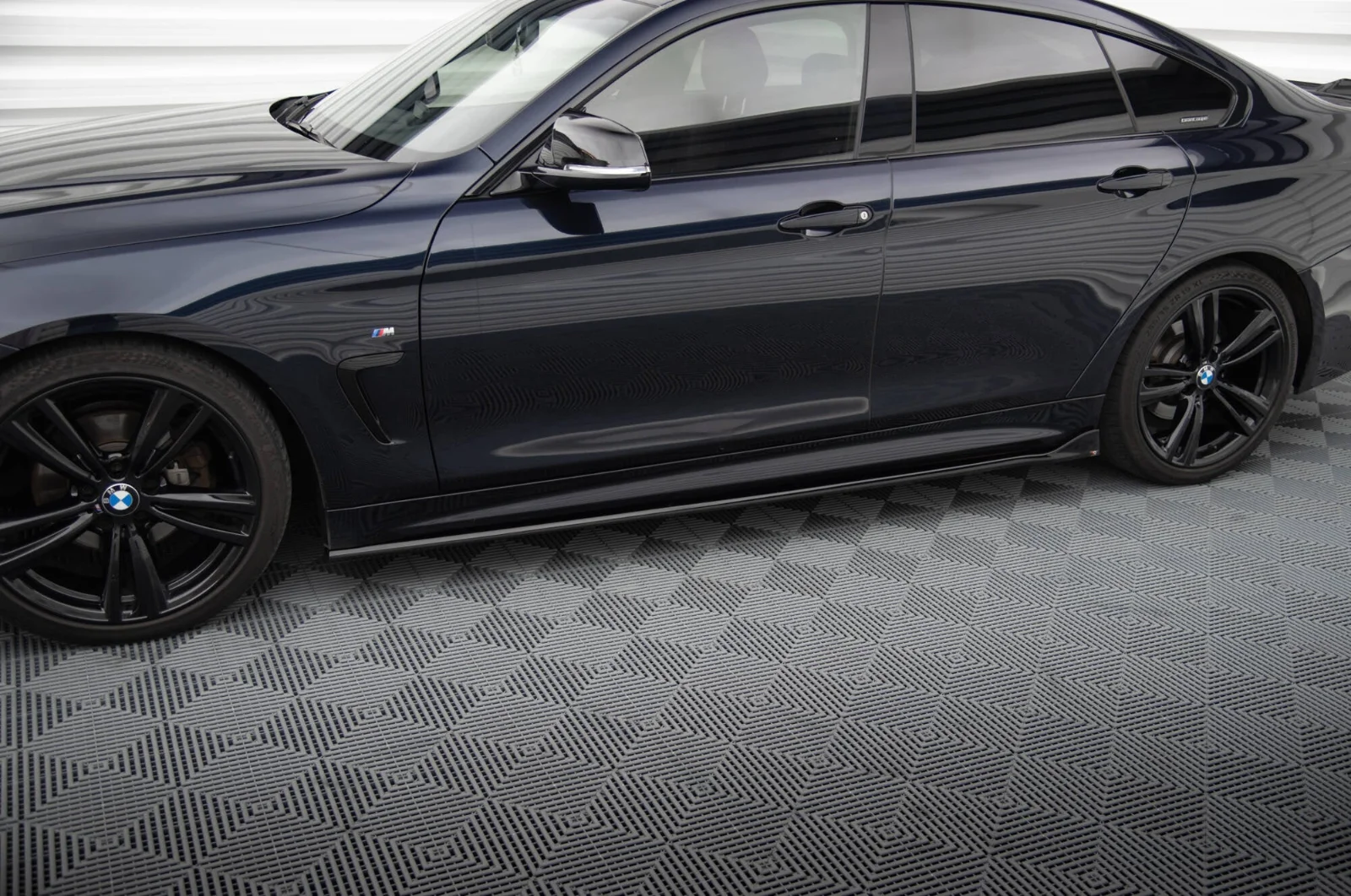 Maxton Seitenschweller-Ansätze V.4 BMW 4er M-Paket F32 F36 – Schwarz glänzend