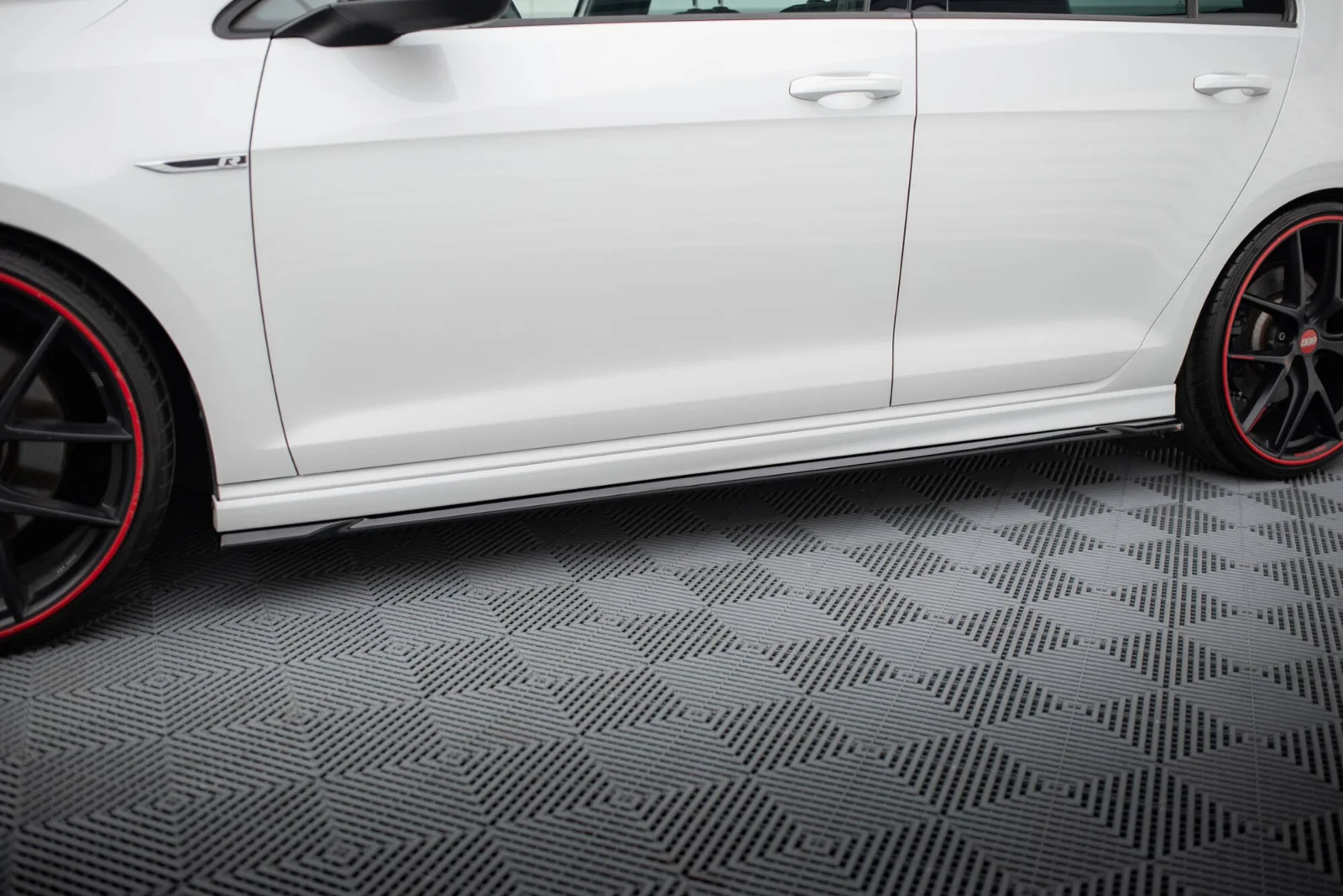 Maxton Seitenschweller-Ansätze V.4 für VW Golf 7 R R-Line – Schwarz glänzend – VW-GO-7-R-SD4G – VW-GO-7-R-SD4G
