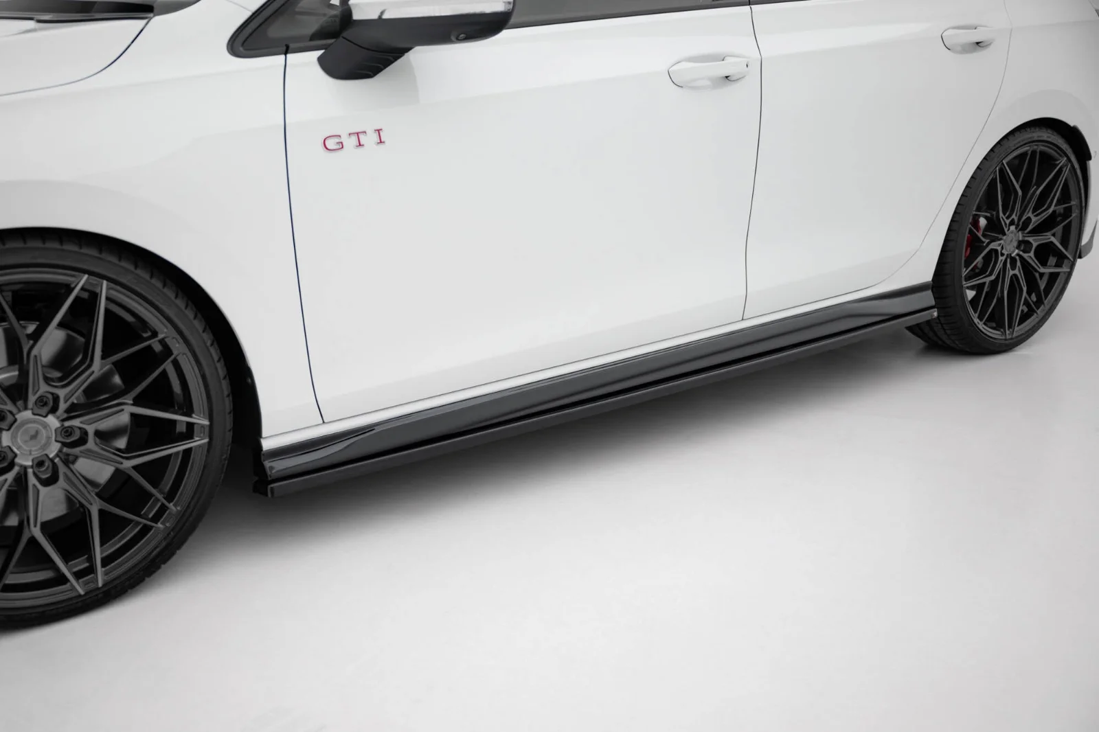 Maxton Seitenschweller-Ansätze V.4 VW Golf 8 GTI GTE – Schwarz glänzend