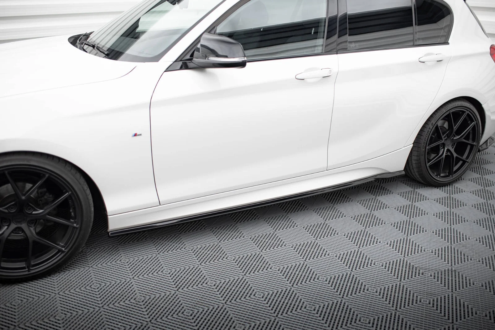 Maxton Seitenschweller-Ansätze V.5 BMW 1er M-Paket M140i F20 – Schwarz glänzend