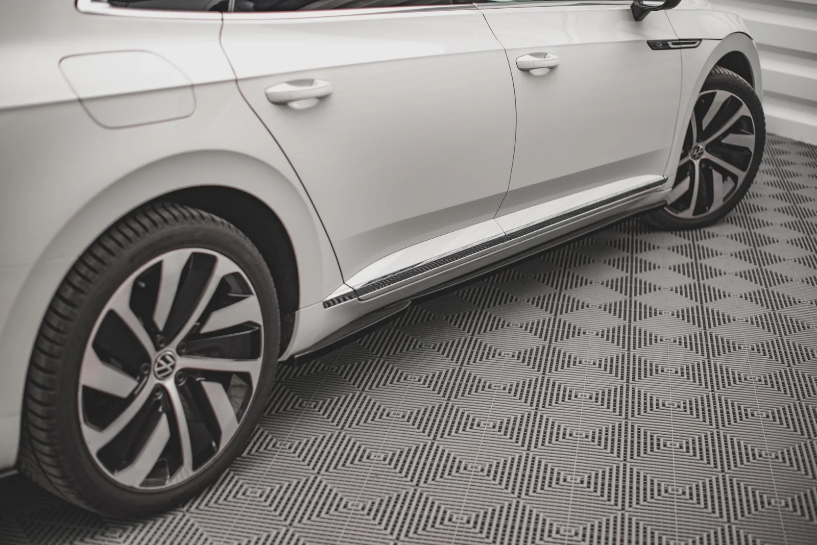 Maxton Seitenschweller-Ansätze für VW Arteon R R-Line Mk1 FL – Schwarz glänzend