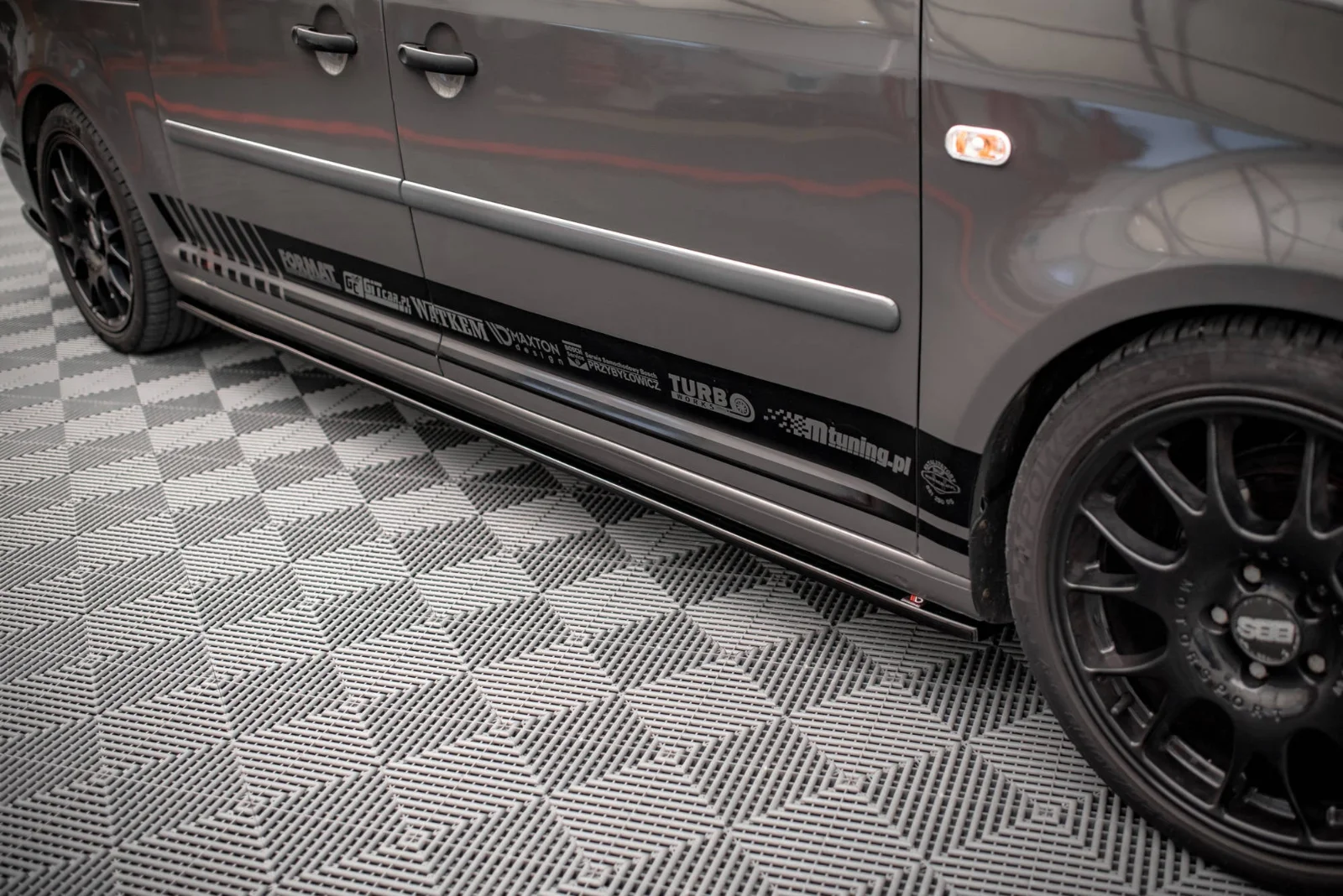 Maxton Seitenschweller-Ansätze für VW Caddy Long Mk3 FL – Schwarz glänzend