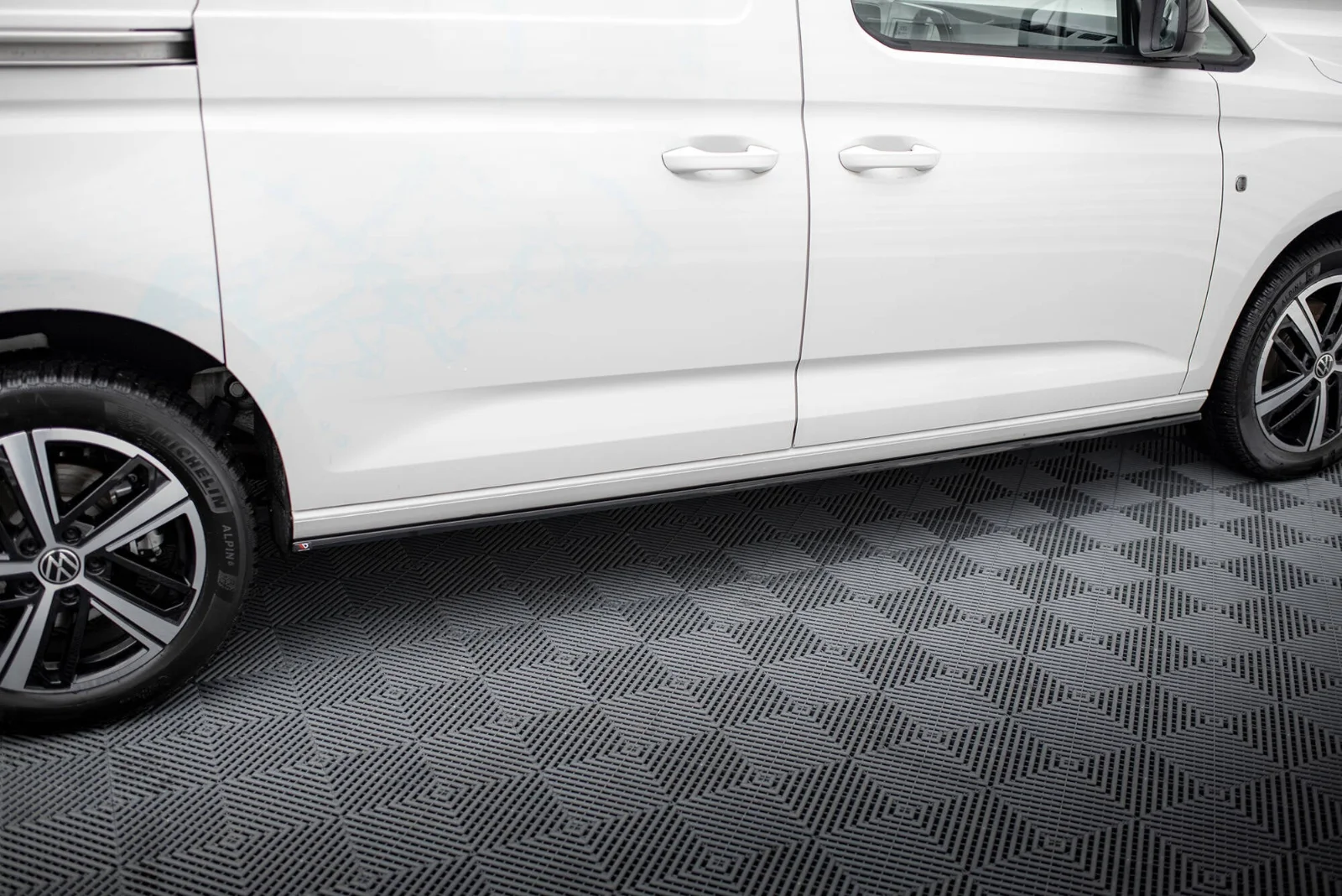 Maxton Design Seitenschweller-Ansätze für VW Caddy Maxi Mk5 – Schwarz glänzend