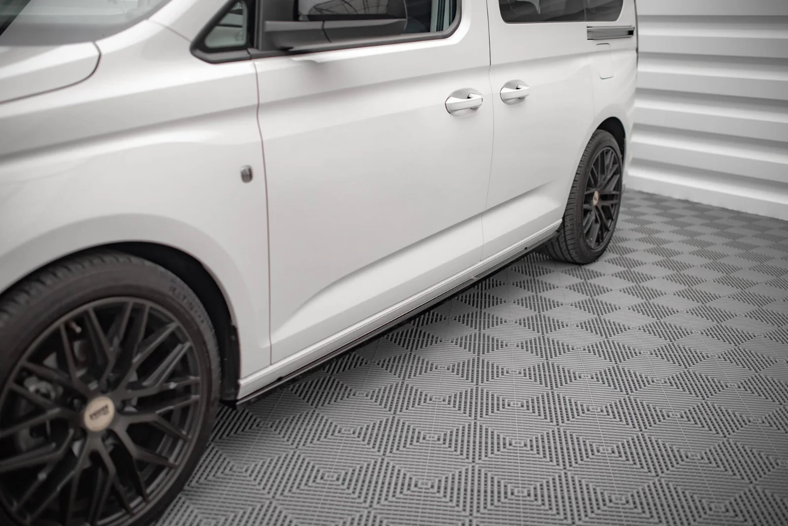 Maxton Seitenschweller-Ansätze VW Caddy Mk5 Ford Transit Mk3 – Schwarz glänzend