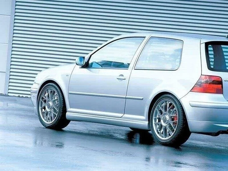 Maxton Seitenschweller-Ansätze VW Golf 4 25'th Anniversary – Schwarz glänzend/matt