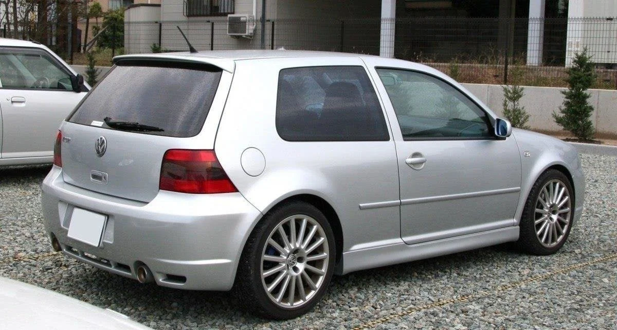 Maxton Seitenschweller-Ansätze für VW Golf 4 3D R32 LOOK – Schwarz glänzend