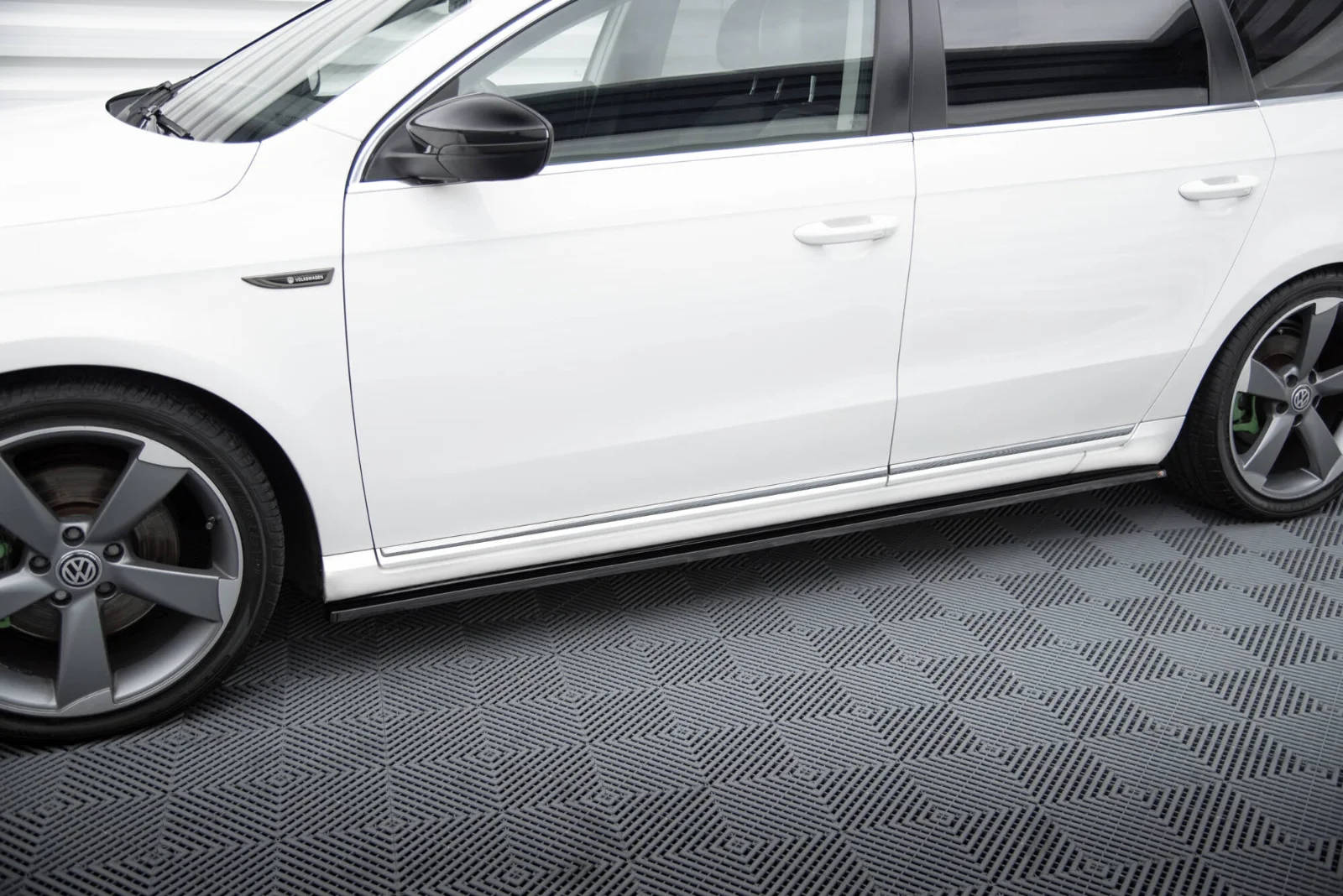 Maxton Design Seitenschweller-Ansätze für VW Passat B7 – Schwarz glänzend