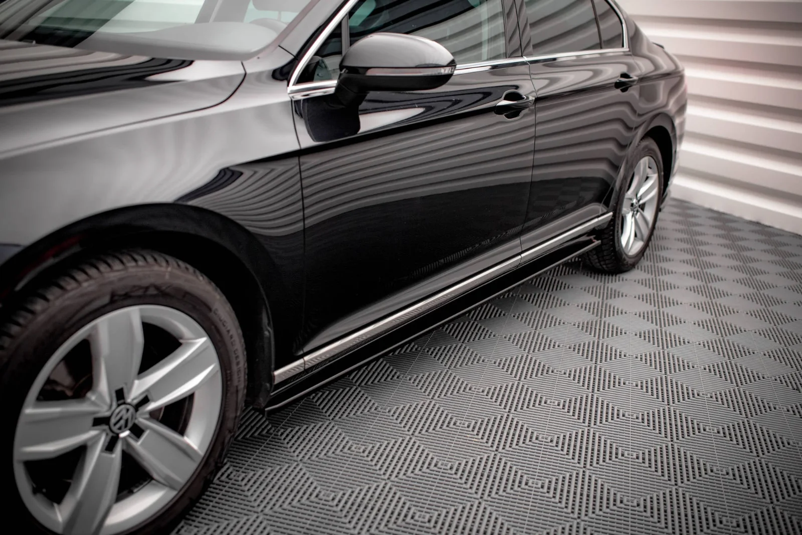 Maxton Design Seitenschweller-Ansätze für VW Passat B8 FL – Schwarz glänzend