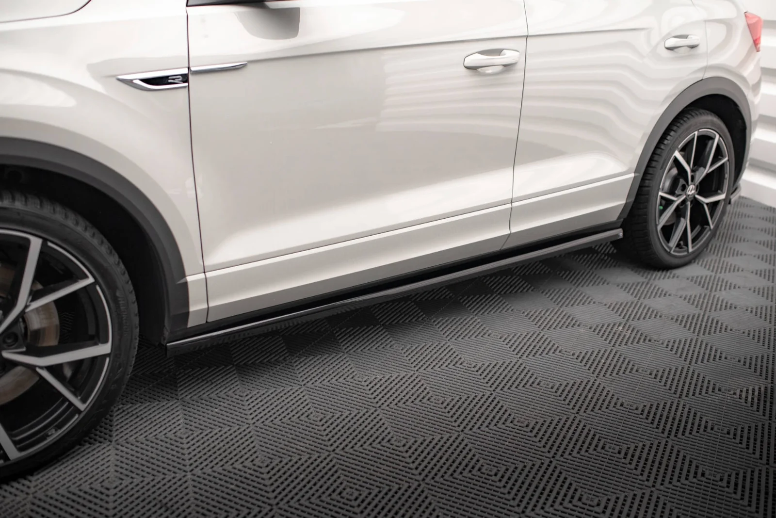 Maxton Seitenschweller-Ansätze für VW T-Roc R R-Line Mk1 – Schwarz glänzend
