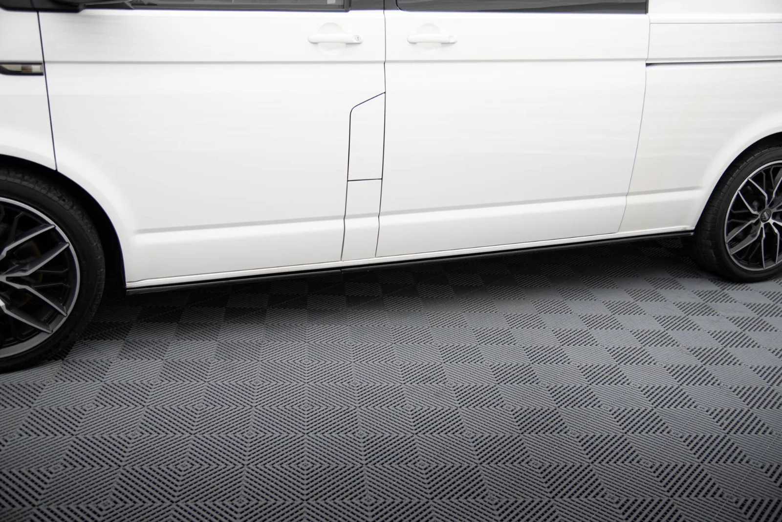 Maxton Design Seitenschweller-Ansätze für VW T6 T6.1 Long – Schwarz glänzend