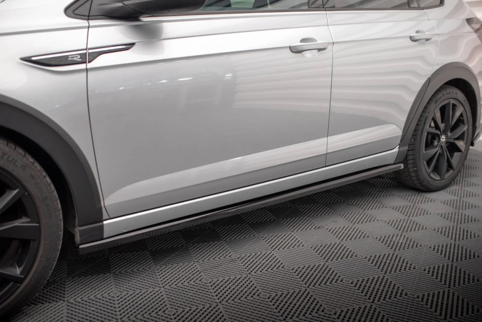 Maxton Seitenschweller-Ansätze für VW Taigo R-Line Mk1 – Schwarz glänzend