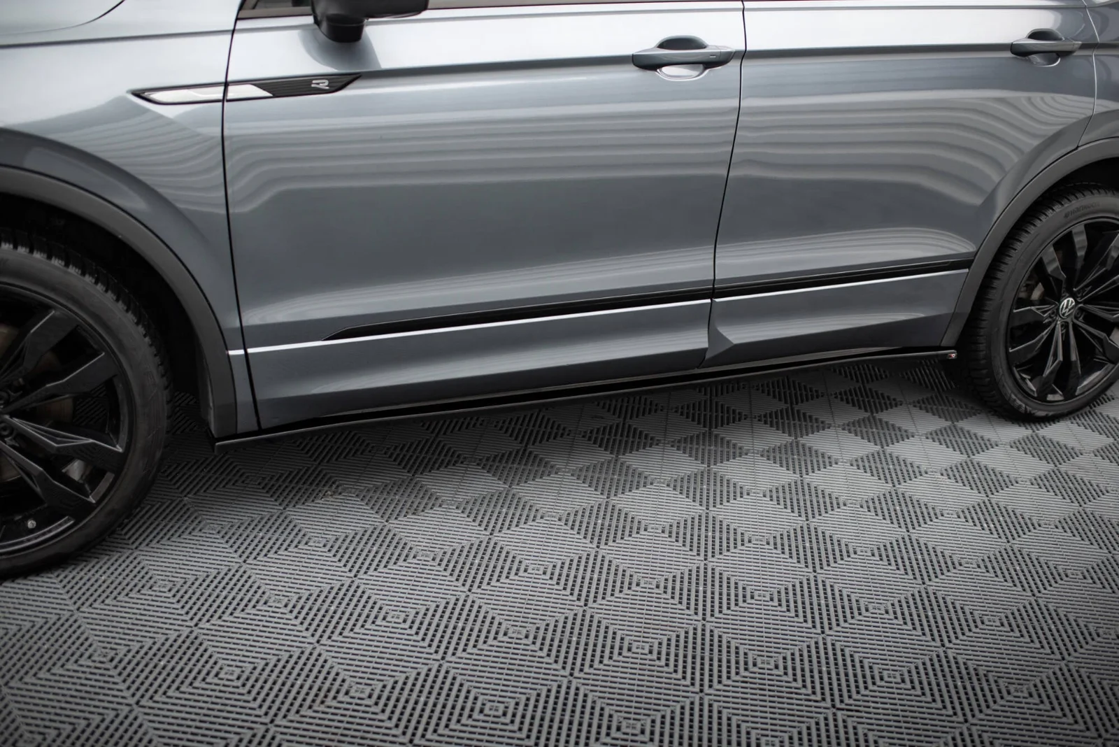 Maxton Seitenschweller-Ansätze für VW Tiguan Allspace Mk2 – Schwarz glänzend