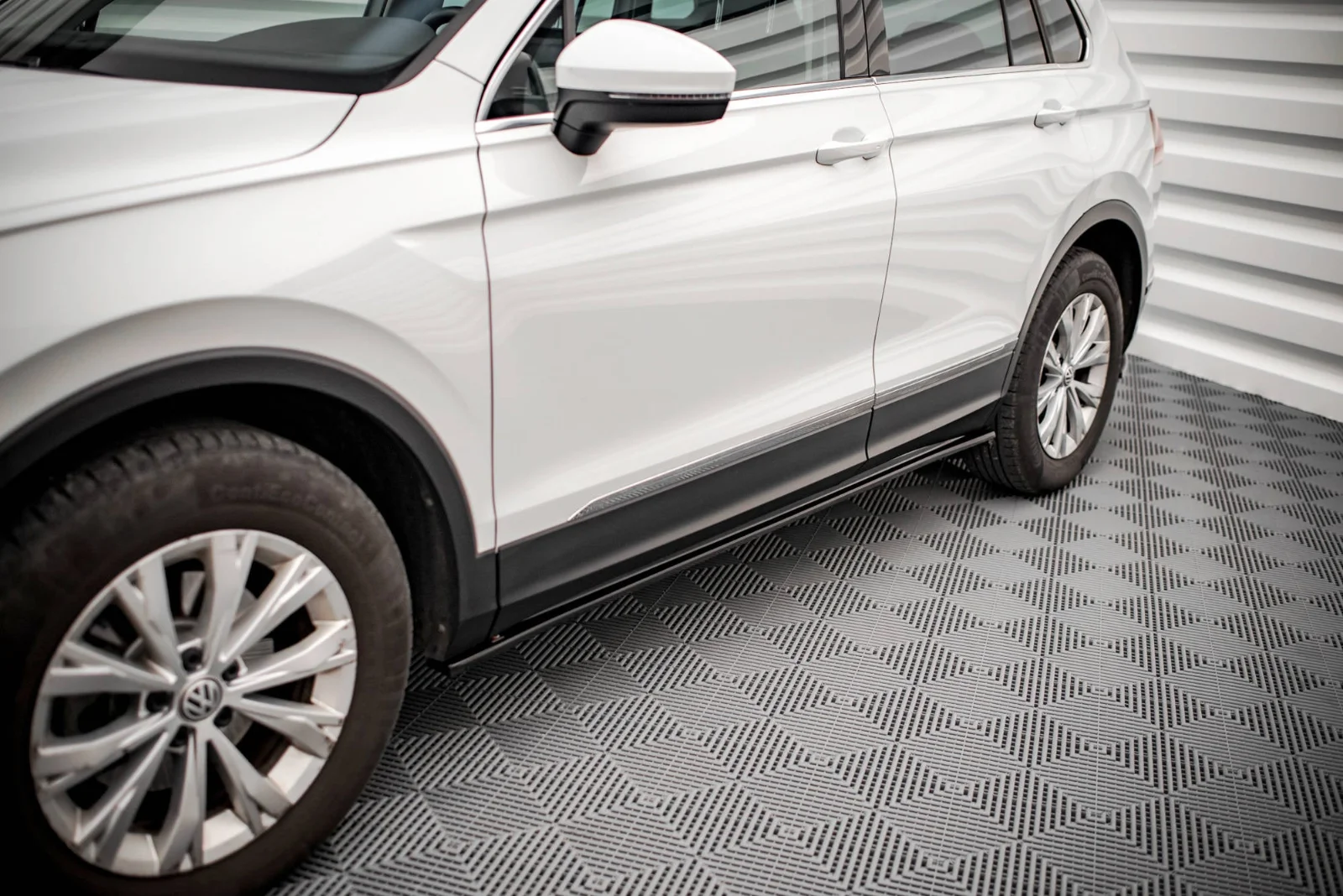 Maxton Design Seitenschweller-Ansätze für VW Tiguan Mk2 – Schwarz glänzend