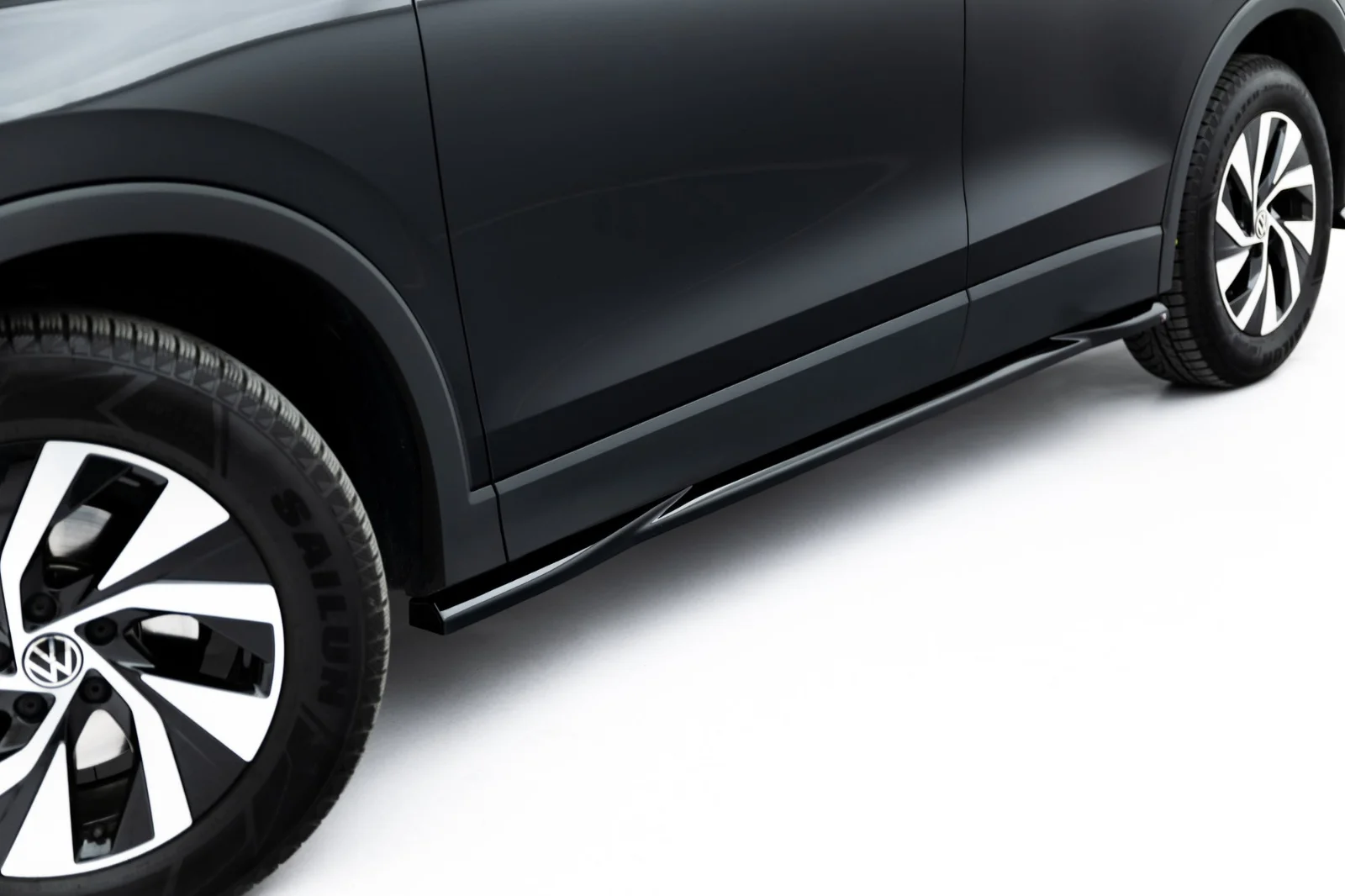 Maxton Design Seitenschweller-Ansätze für VW Tiguan Mk3 – Schwarz glänzend
