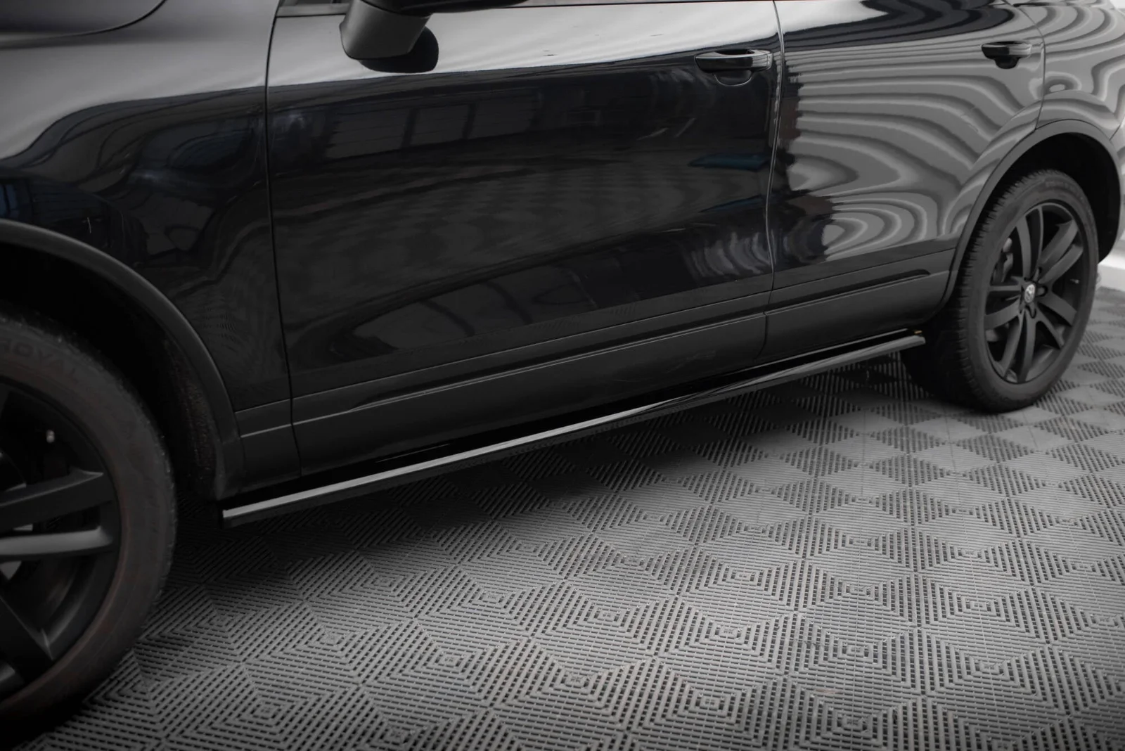 Maxton Design Seitenschweller-Ansätze für VW Touareg Mk2 – Schwarz glänzend