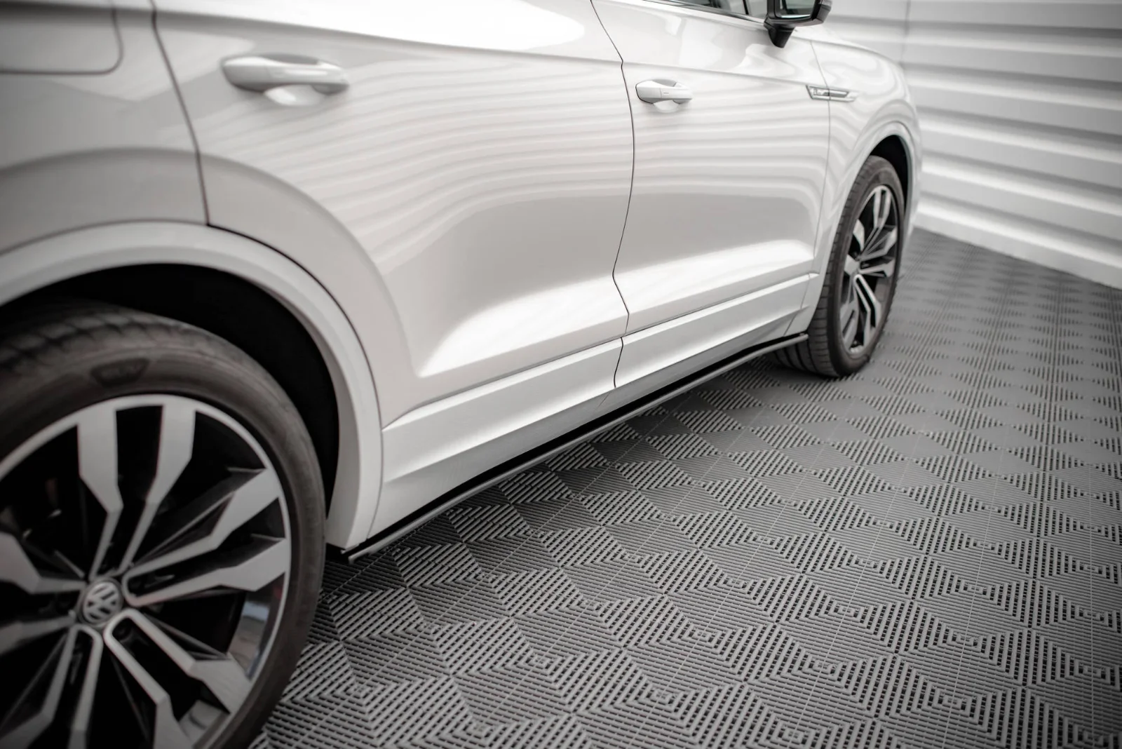 Maxton Seitenschweller-Ansätze für VW Touareg R-line Mk3 – Schwarz glänzend