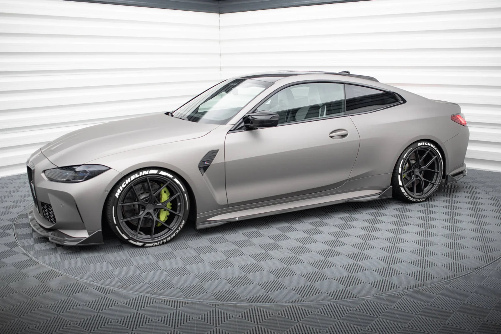 Maxton Design Seitenschweller-Flaps für BMW M4 G82 FL – Sichtcarbon (Prepreg)