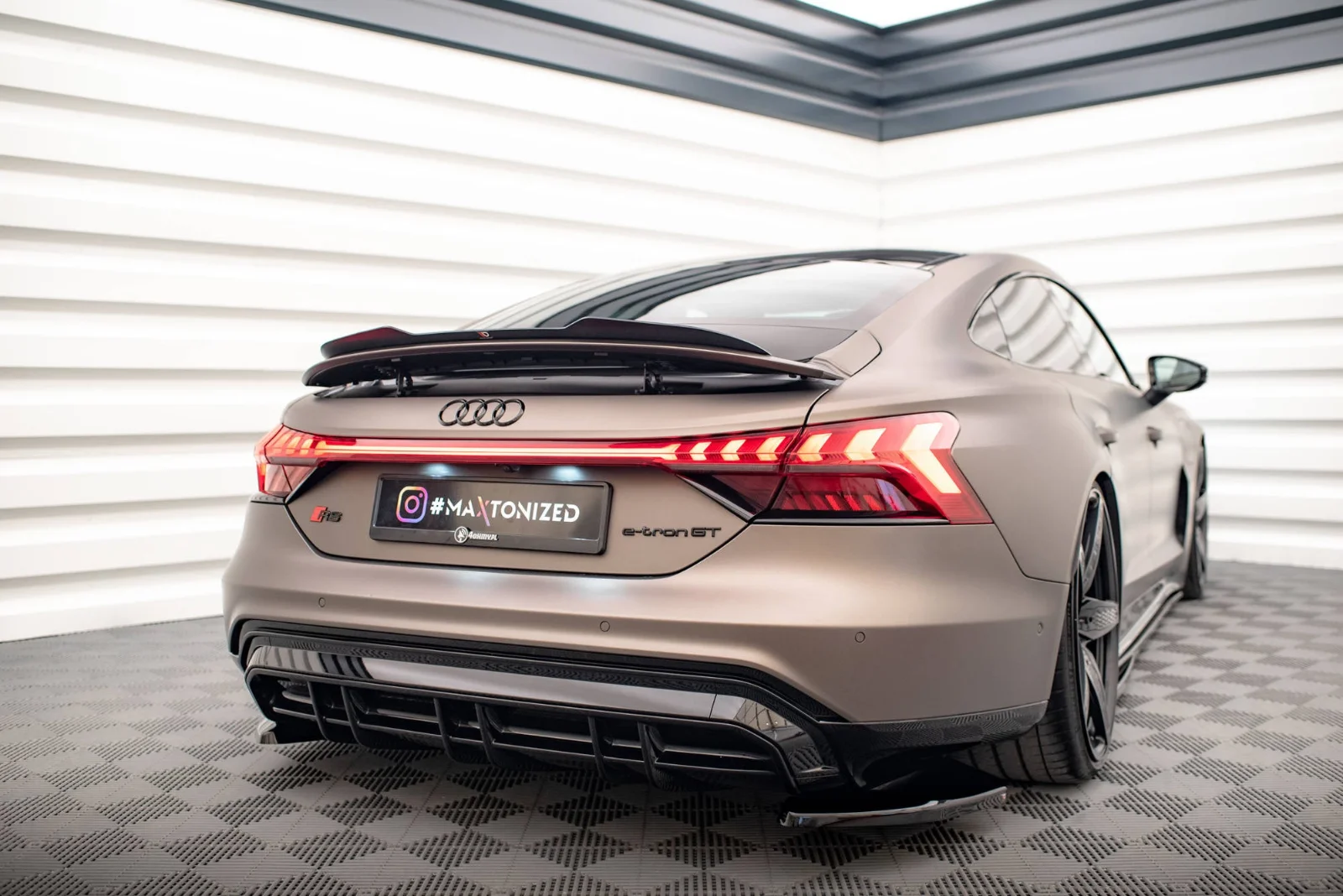 Maxton Design Spoilerlippe für Audi e-Tron GT RS Mk1 – Schwarz glänzend