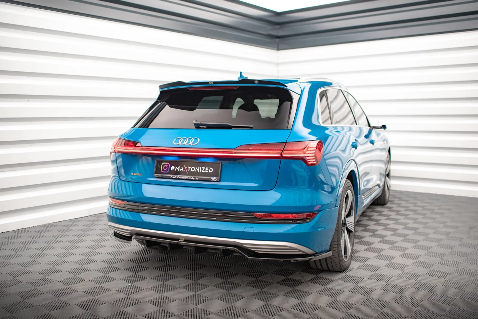 Maxton Design Spoilerlippe für Audi e-tron – Schwarz glänzend – AU-ETRON-1-CAP1G – AU-ETRON-1-CAP1G