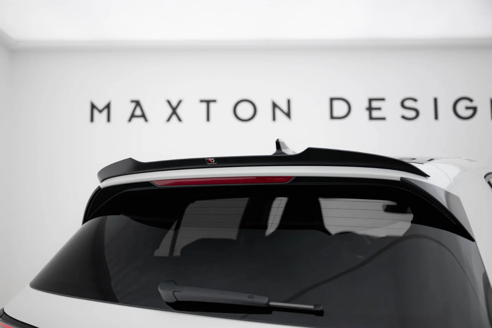 Maxton Spoilerlippe V.1 für VW Golf 8 GTI GTD R Mk8 FL – Schwarz glänzend