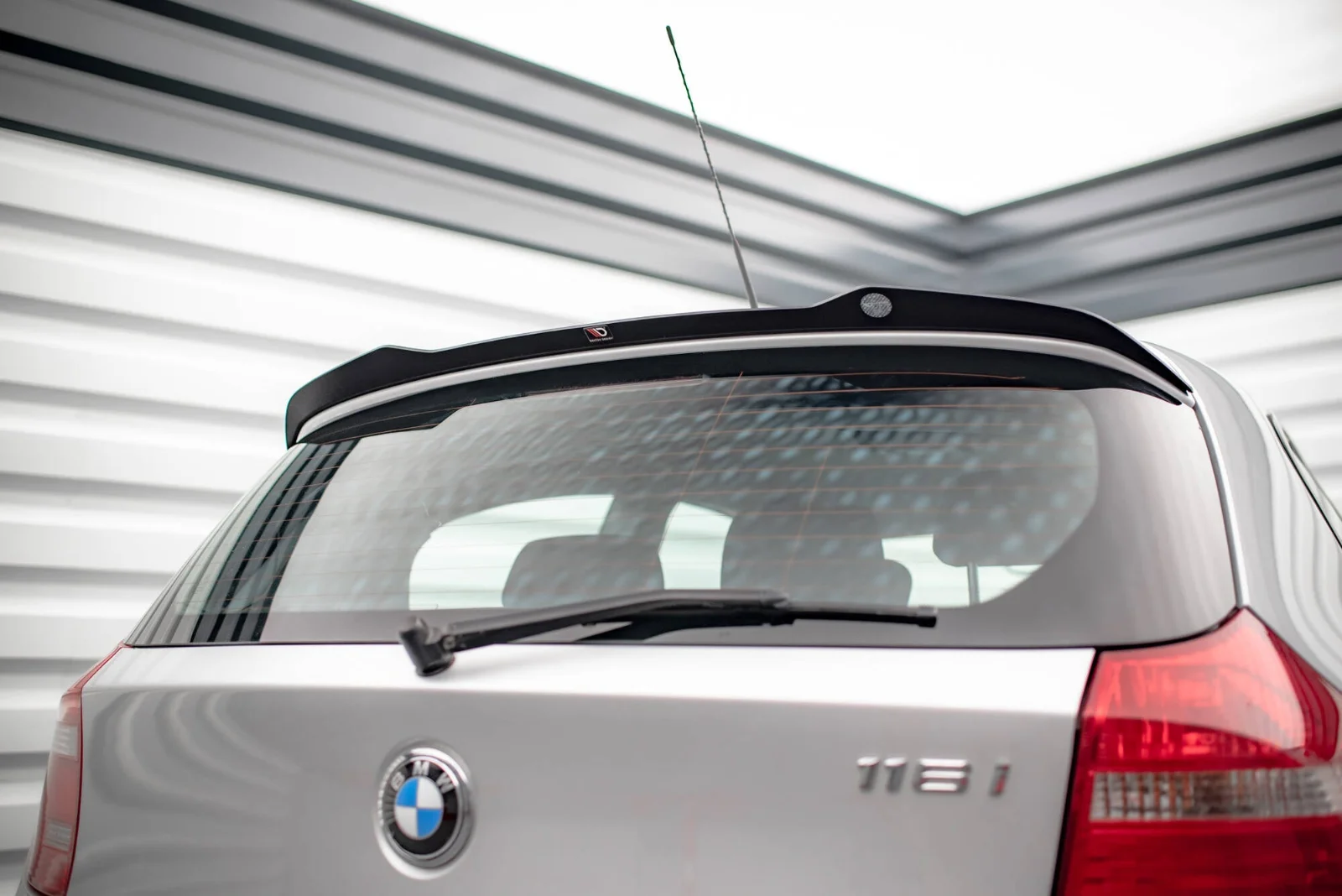 Maxton Design Spoilerlippe V.2 für BMW 1er E81 FL – Schwarz glänzend
