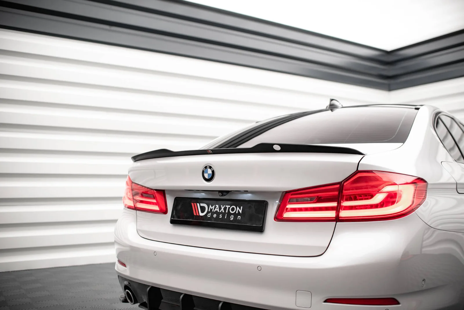 Maxton Spoilerlippe V.2 für BMW 5er Standard M-Paket G30 FL – Schwarz glänzend