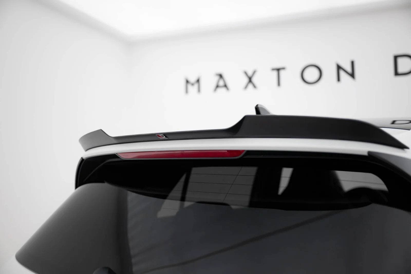 Maxton Spoilerlippe V.2 für VW Golf 8 GTI GTD R Mk8 FL – Schwarz glänzend